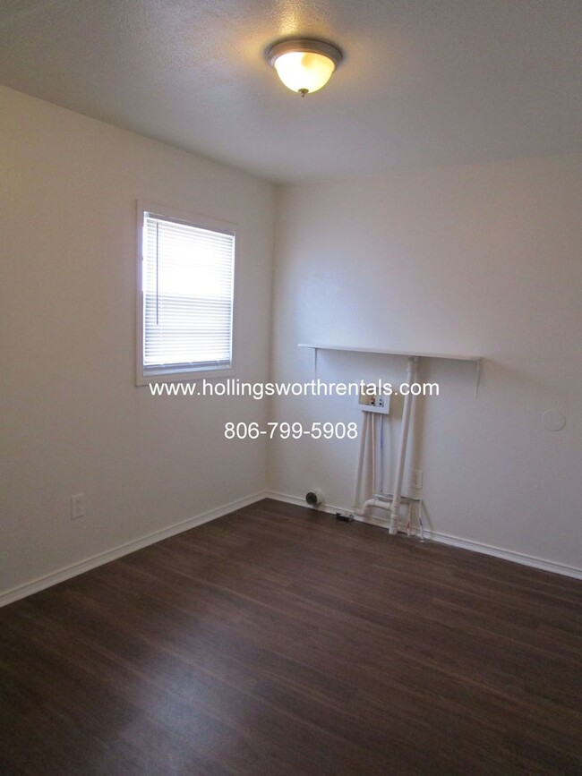 Building Photo - 3 Bedroom, 2 Baths, 2 living rooms with ex...