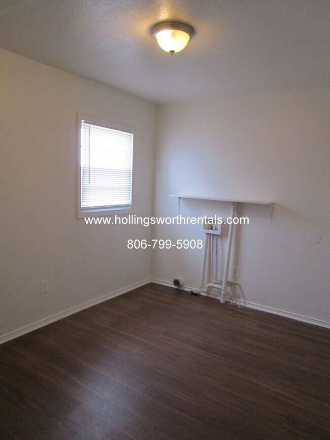 Building Photo - 3 Bedroom, 2 Baths, 2 living rooms with extra large Laundry Room House