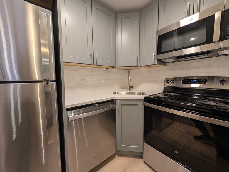 Building Photo - 1214 N La Salle Dr