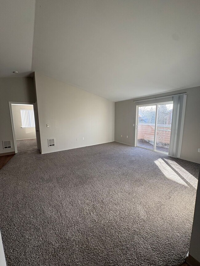 Building Photo - Pay No Rent Until 2026