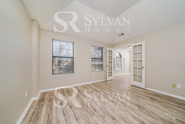 Building Photo - Prepare to be impressed by this 3 bedroom, 2.5 bathroom home