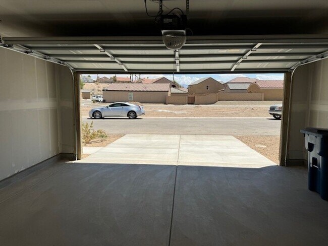 Building Photo - 1 Yr New 3 BR 2BA in Chaparral Terrace w/ ...