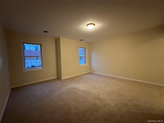 Building Photo - 75 Quaker Ave