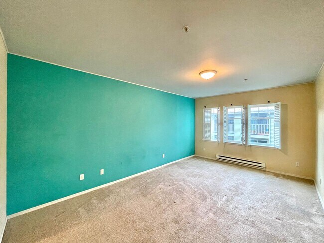 Building Photo - Spacious Top-Floor 3-Bedroom Condo