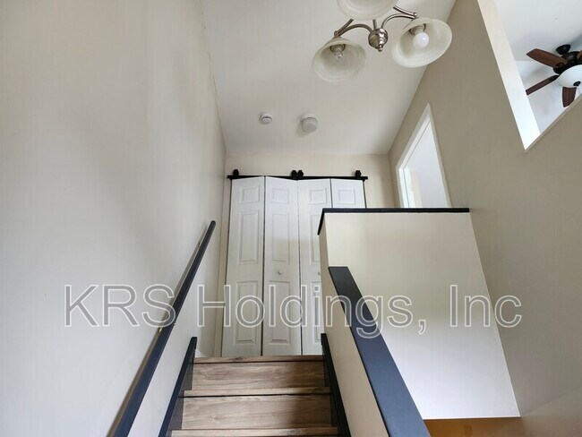 Building Photo - 1305 Bradley Dr