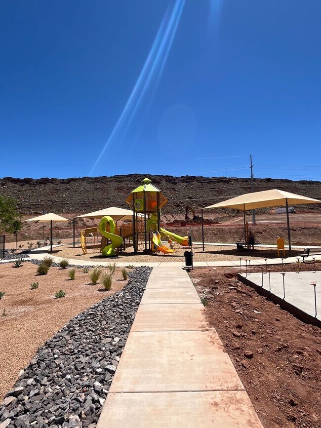 Building Photo - LIKE NEW Home in Long Valley!