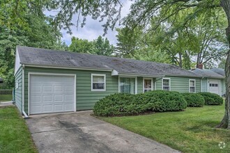 Building Photo - Charming 3 Bedroom