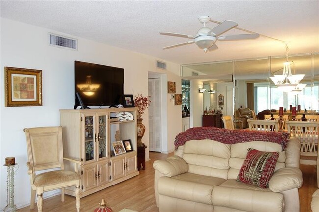 Building Photo - 2901 S Palm Aire Dr