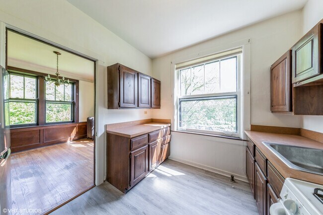 Building Photo - 5425 S E View Park