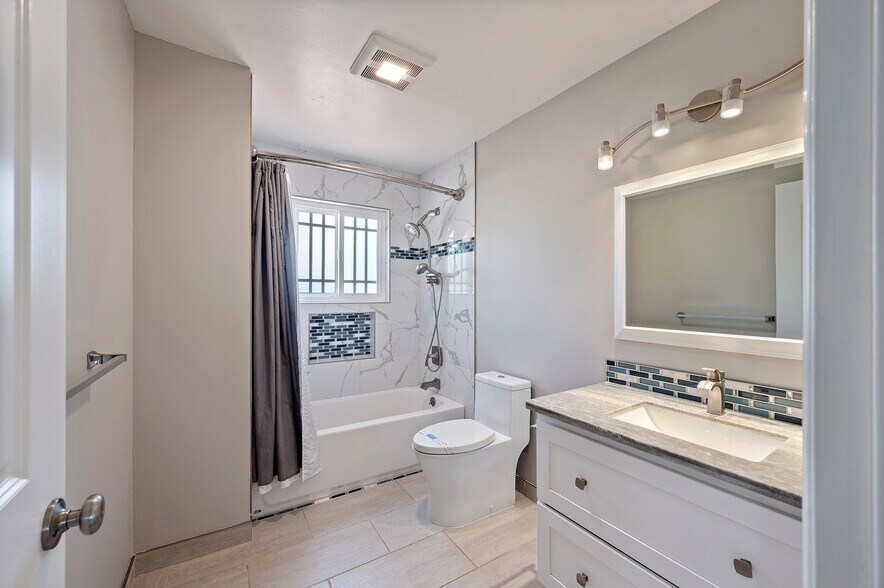 Building Photo - 3661 Slopeview Dr