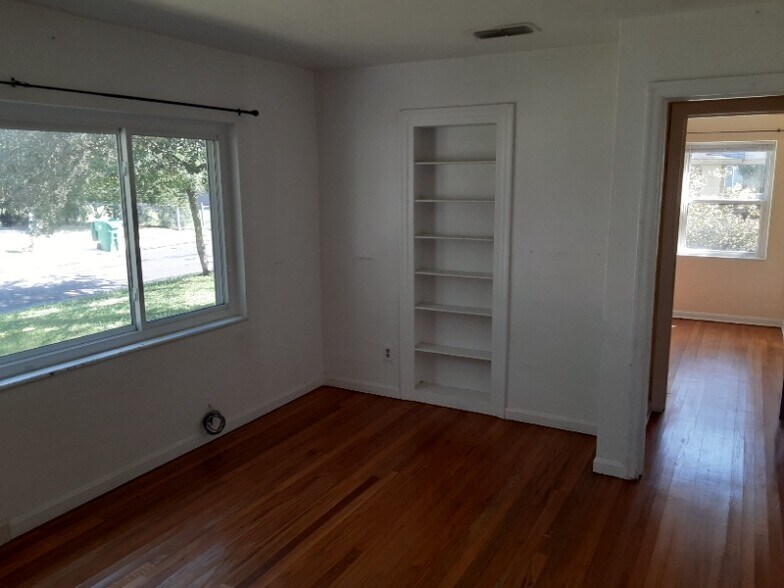 Building Photo - 322 W Newell St