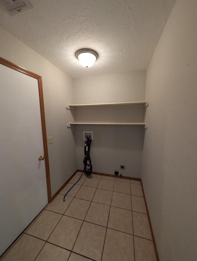 Building Photo - 3201 Lois Arlene Cir