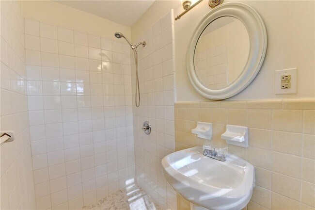 Building Photo - 2628 Whitehurst Dr