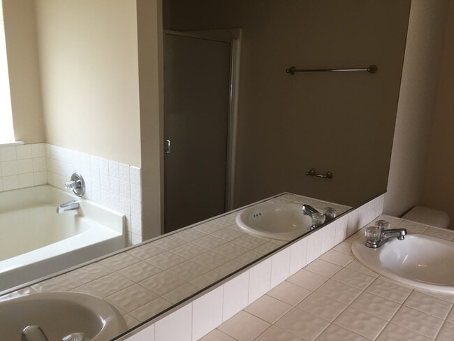 Building Photo - 2415 Ramblewood Dr