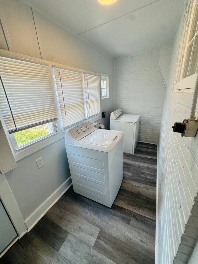 Building Photo - Large 4 bd Remodeled Section 8 Home!! Sect...