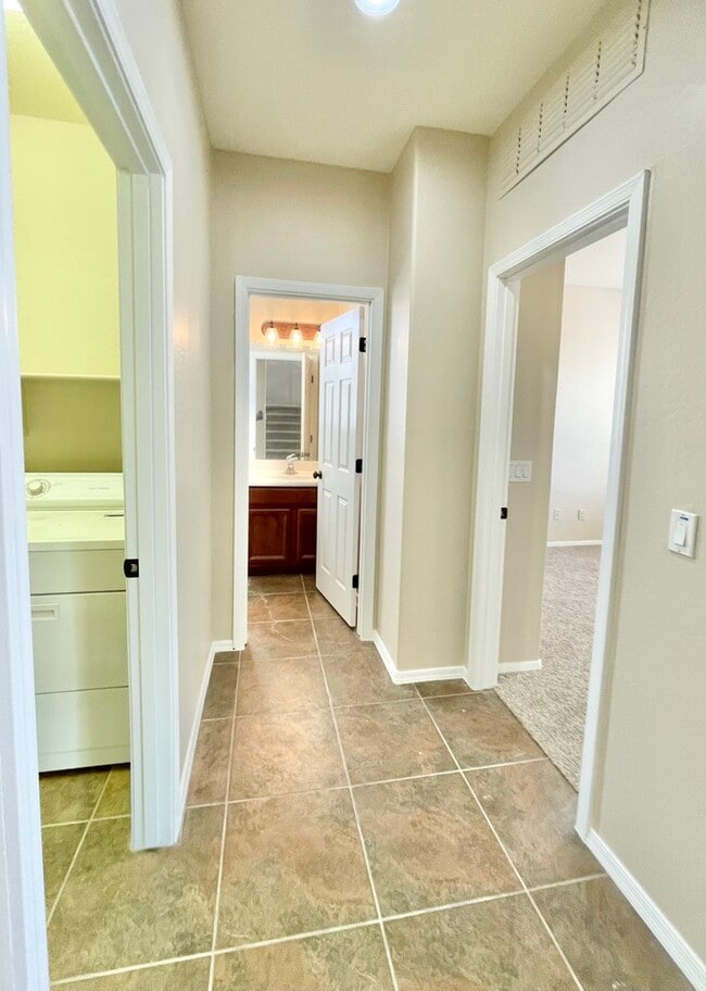 Building Photo - Fabulous 4-Bedroom Home For Rent in Goodyear!!