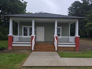Building Photo - ADORABLE BUNGALOW IN SUSSEX COUNTY