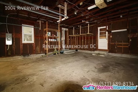 Building Photo - 1004 Riverview Terrace