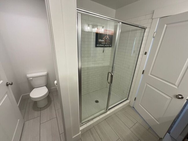 Building Photo - 3 bedroom 2.5 Bath Townhouse