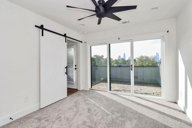 Building Photo - Stunning 3 Bedroom Townhome Near Uptown Ch...