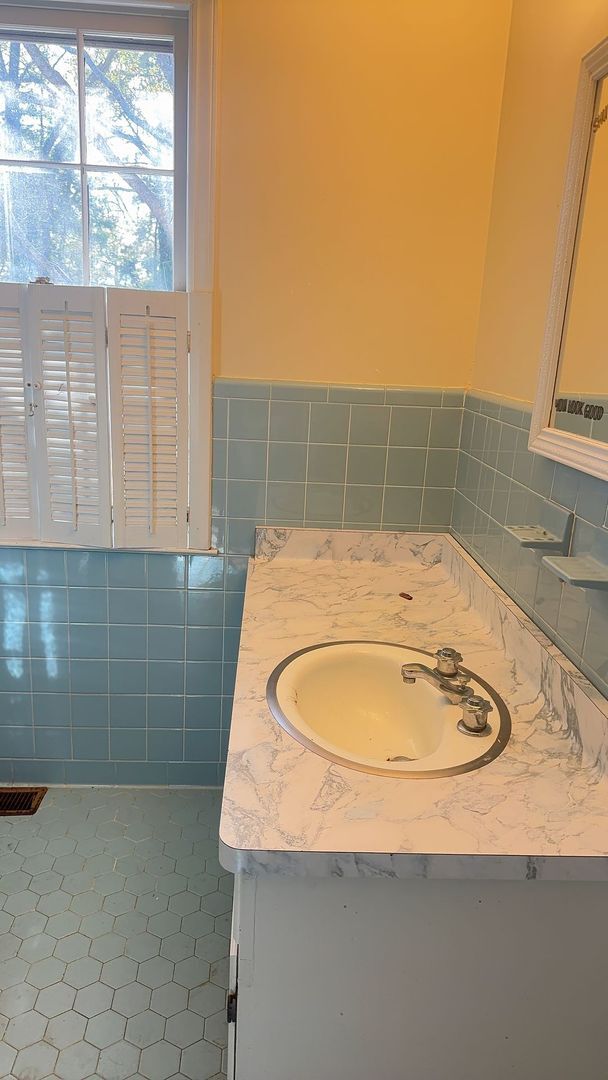 Building Photo - Location, Location!