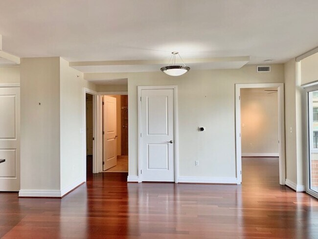 Building Photo - Beautiful 1 BR plus den 2 BA luxury condo ...