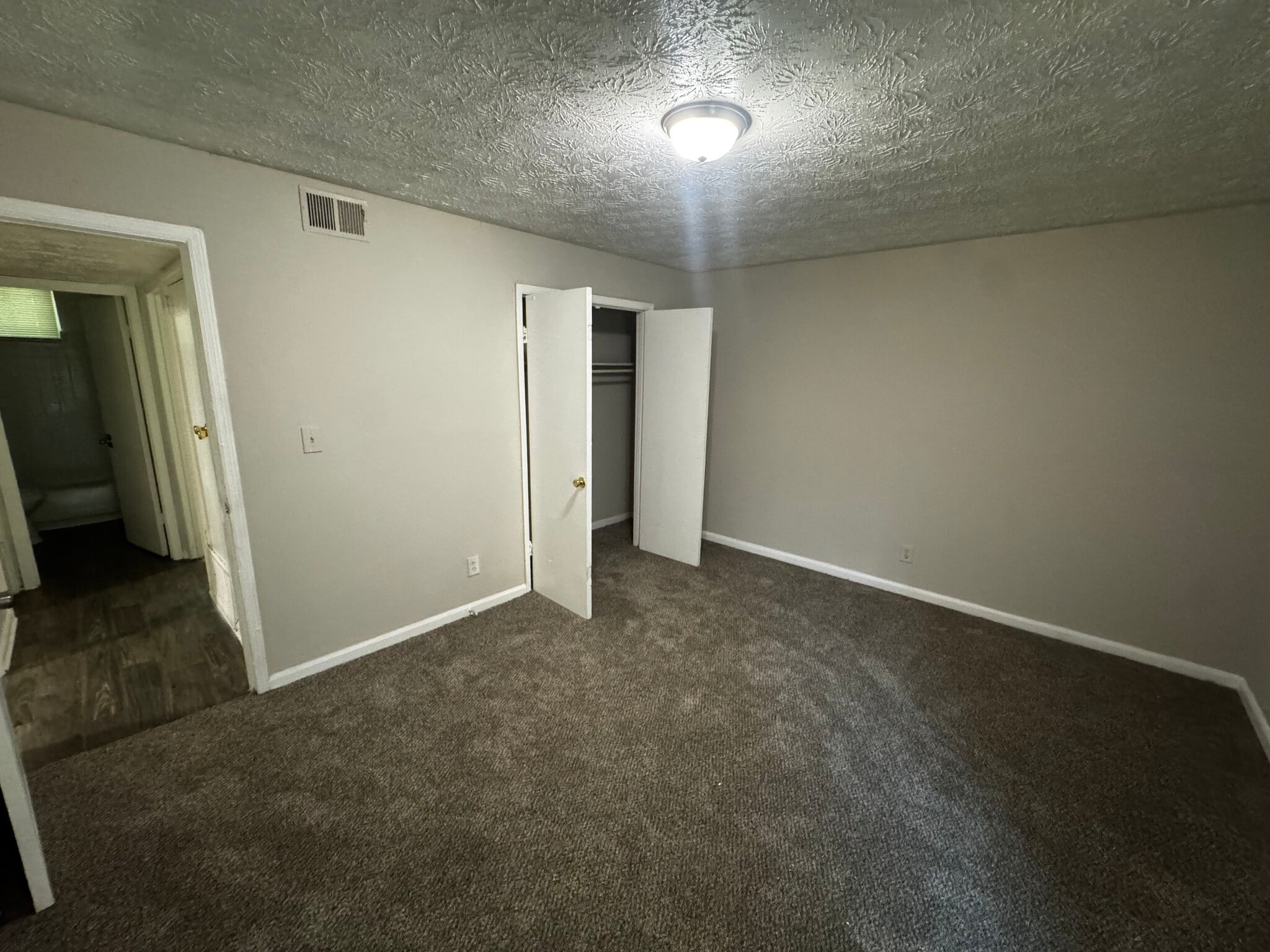 Building Photo - Room in Apartment on Stanton Rd SW