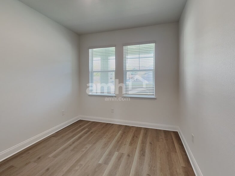 Building Photo - 2610 Feather Crst Dr