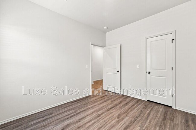 Building Photo - 10912 Oak Hollow Dr