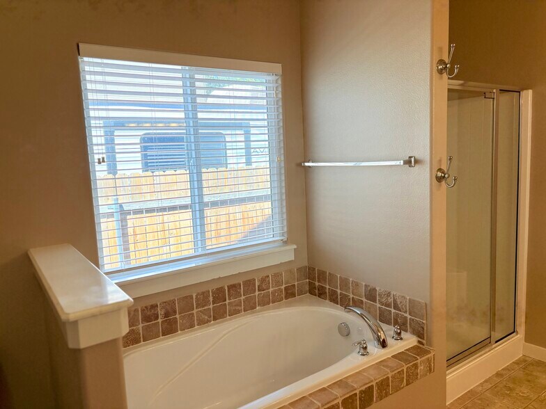Master bathroom - 4040 W Hearst Dr