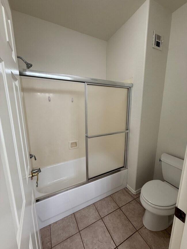 Building Photo - 3 Bedroom Townhouse with Garage, Gated Com...