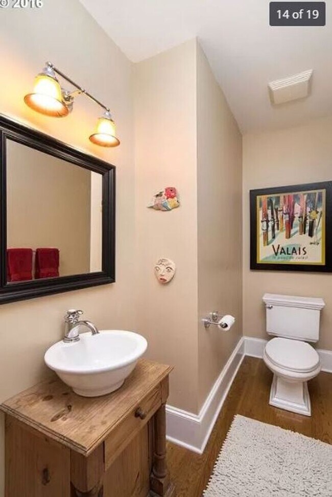 Building Photo - Stunning West Hills 5 bedroom Home with st...
