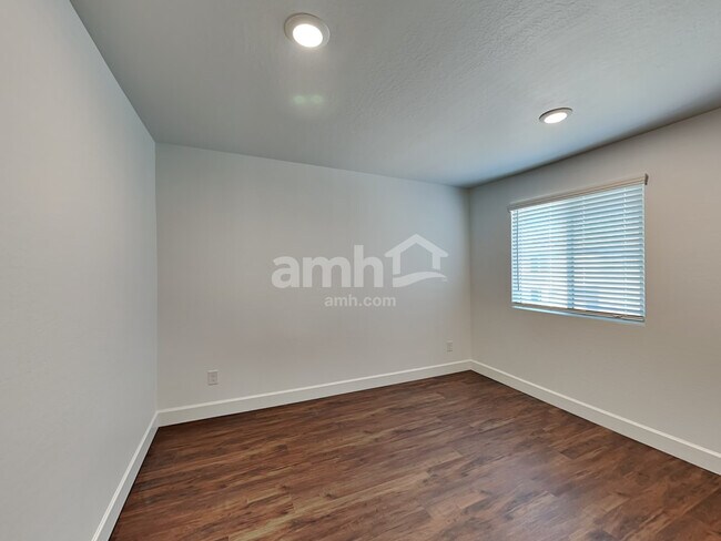Building Photo - 6615 S 42nd Dr