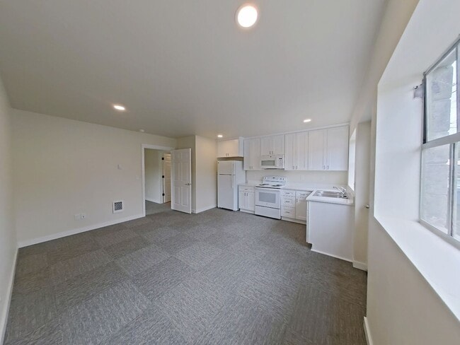Building Photo - 1 Bedroom- All utilities included