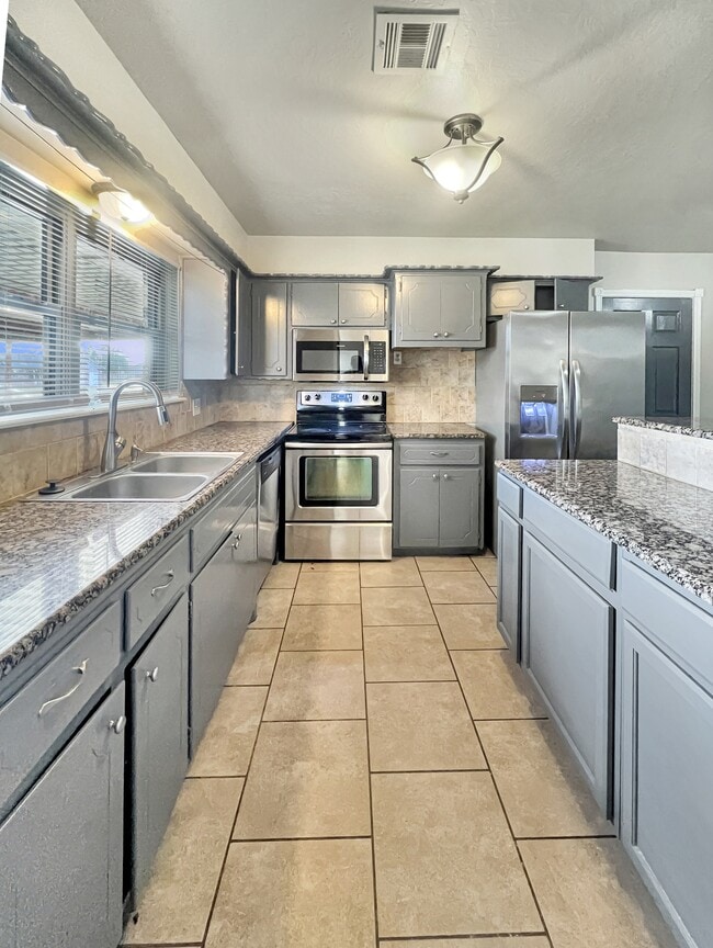 Building Photo - 6707 NW Compass Dr