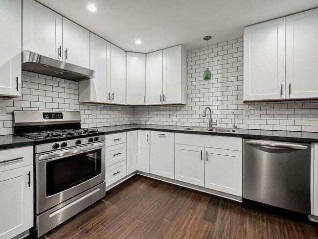 Building Photo - Charming 3-Bed, 2.5-Bath Home in Pinckney!