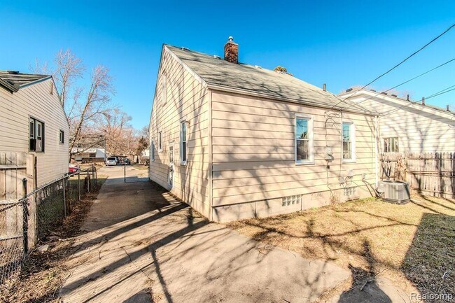 Building Photo - 1216 E George Ave