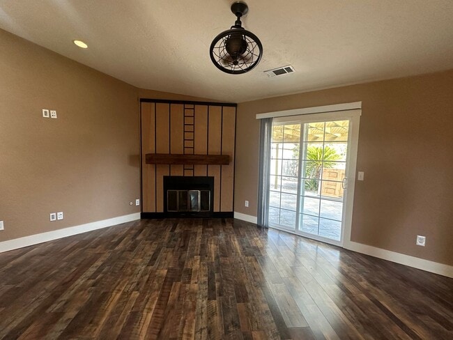 Building Photo - Charming 3 bedroom 2 bathroom home located...