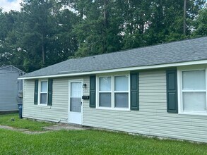 Building Photo - Charming two bedroom one bath duplex that is centrally located! Just minutes from area bases, sho...