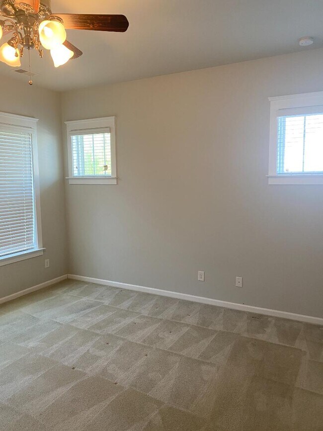 Building Photo - 4221 Courtly Ln