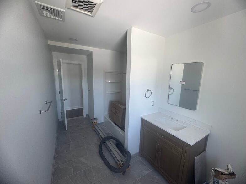 Bathroom - 947 N Providence Rd