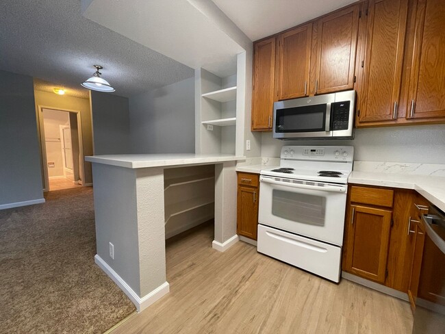 Building Photo - Updated 1 Bedroom 1 Bathroom Condo in Park...