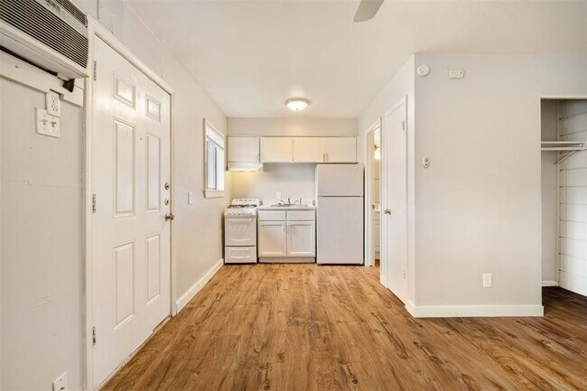 Building Photo - 903 Springdale Rd