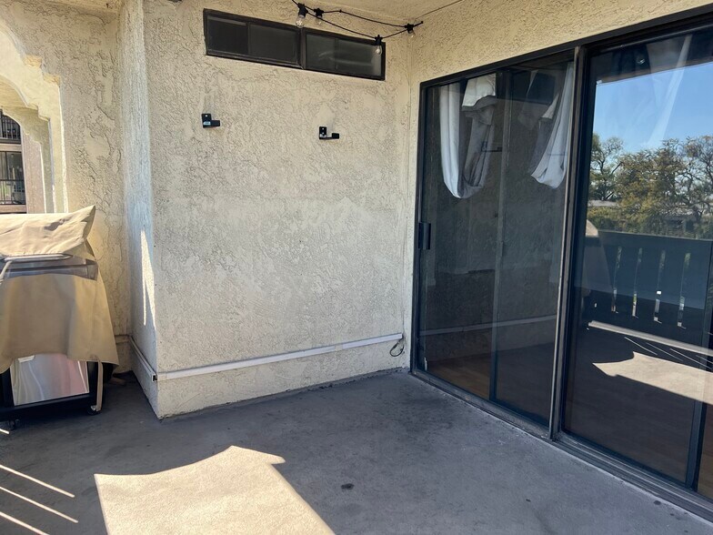 Building Photo - 4515 California Ave