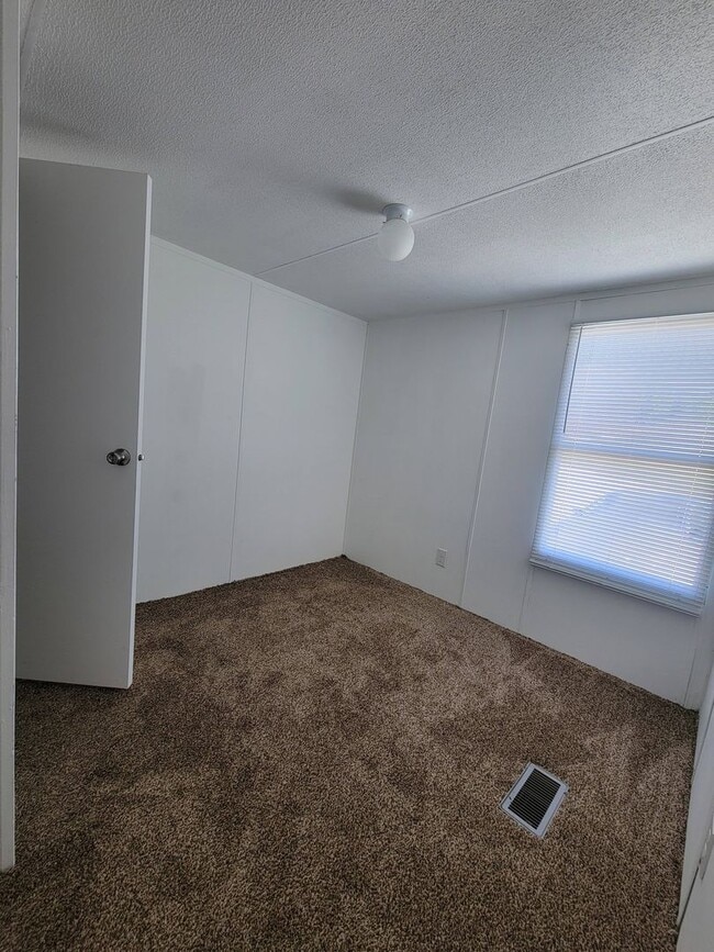 Building Photo - Ready to Move in