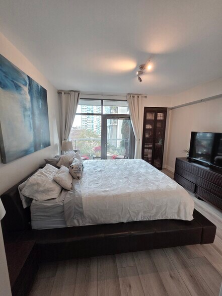 Building Photo - 645 Front St