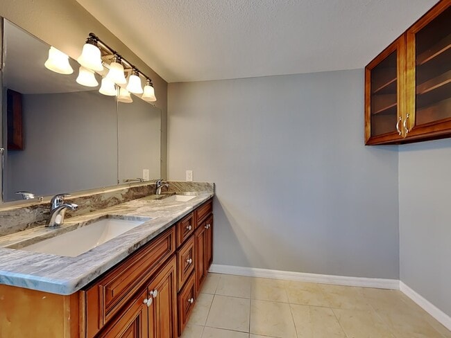 Building Photo - 4402 W Sevilla St