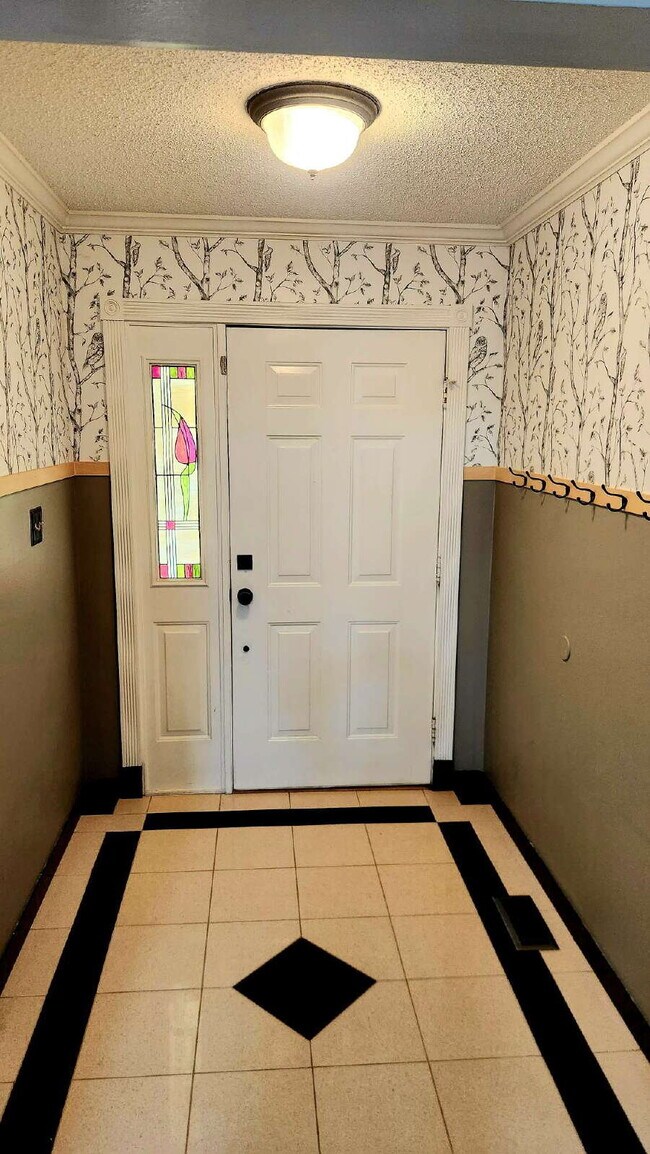 Building Photo - "Charming 3-Bed Oasis with 2.5 Baths on Carrington Court!"