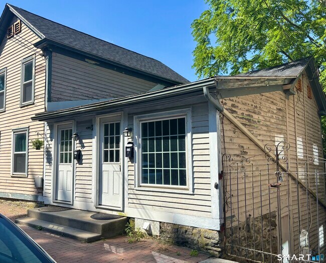Building Photo - 122 Main St