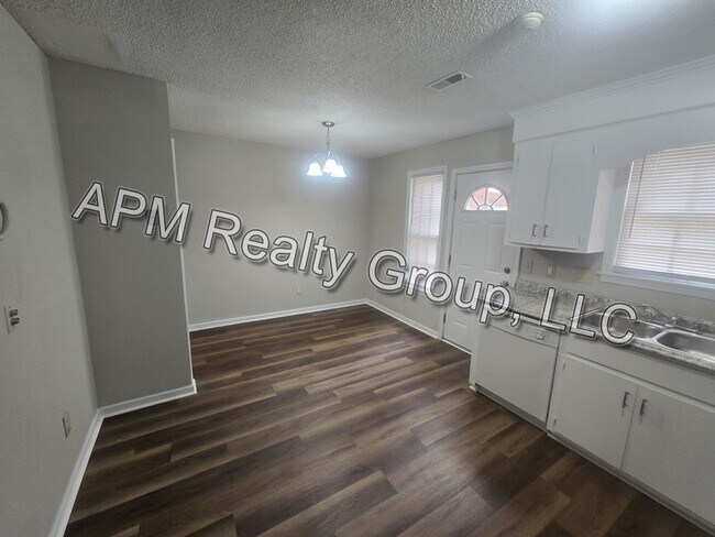 Building Photo - Updated Harbison Townhouse